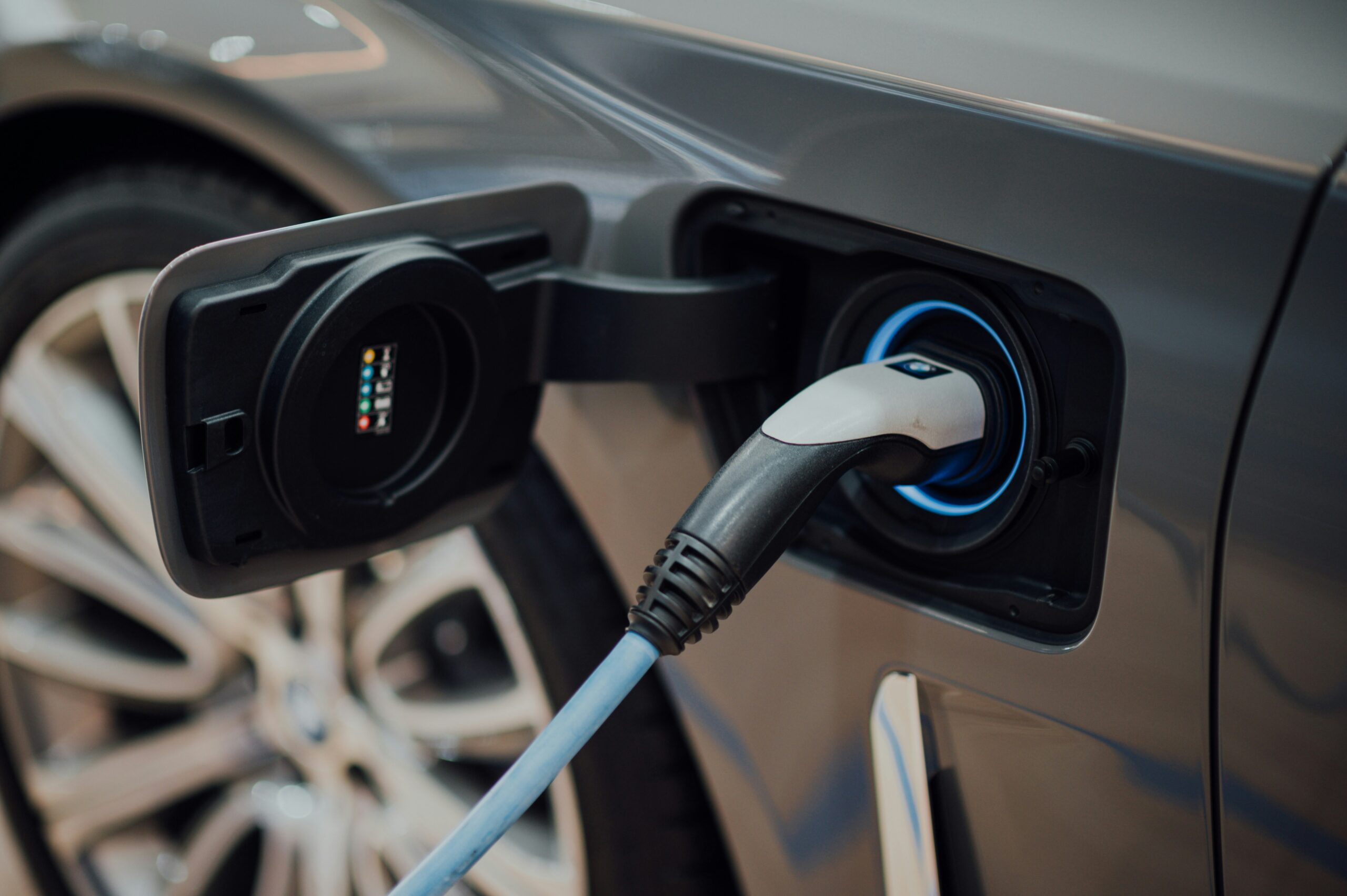 EV-laadkabel aangesloten op elektrische auto bij thuislaadpaal